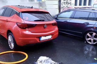 Muži v Praze začal při opravě elektrokoloběžek hořet byt. Věci házel z okna na ulici, kde vzplála tři auta - Novinky